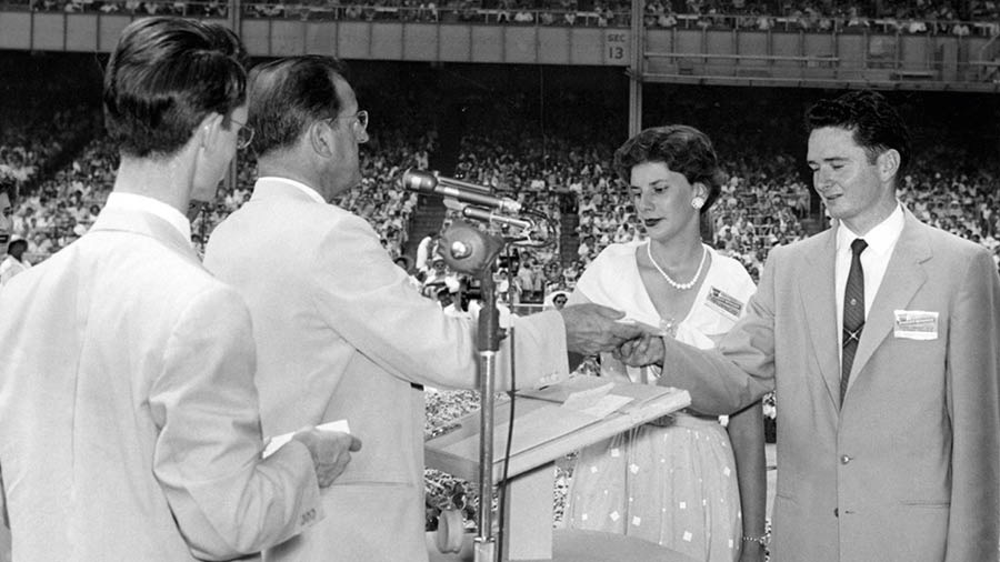 Anh Nathan Knorr trao bằng tốt nghiệp cho chị Kathleen và anh Harvey tại lễ mãn khóa Ga-la-át.