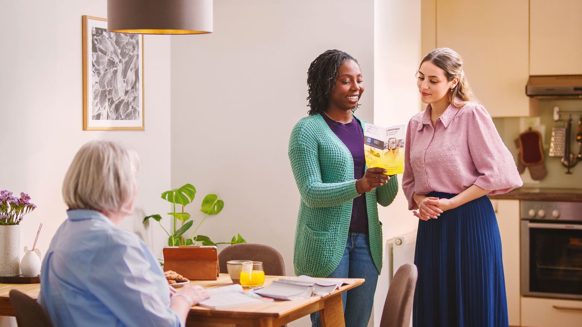 Trong buổi học hỏi Kinh Thánh, một chị giúp học viên chuẩn bị cho thánh chức. Học viên ấy tập trình bày với chị bằng cách dùng tờ chuyên đề “Tìm đâu lời giải đáp cho các câu hỏi quan trọng?”.