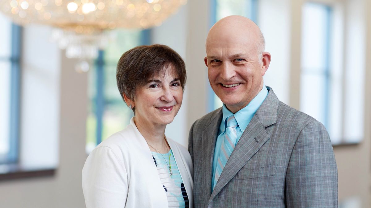 Anh Philip Brumley và chị Elizabeth Brumley.