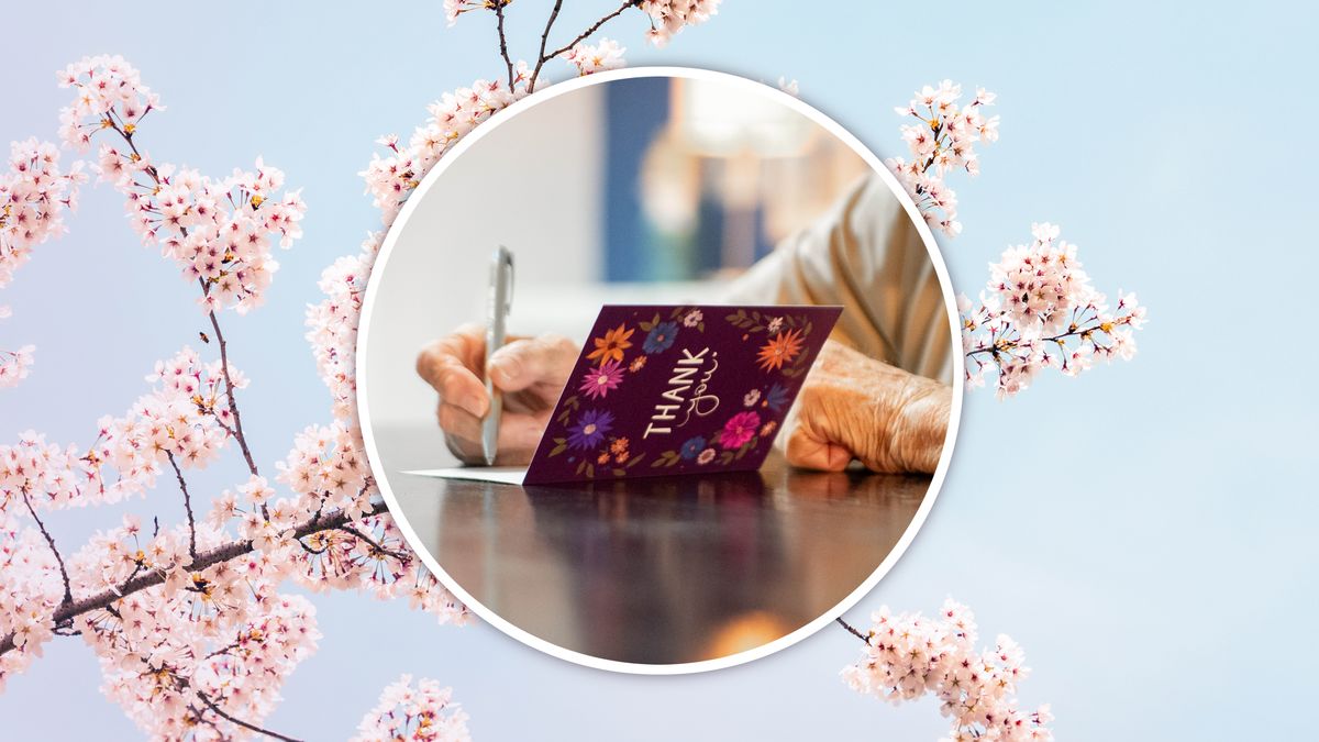 Một chị cao tuổi viết thiệp cám ơn.