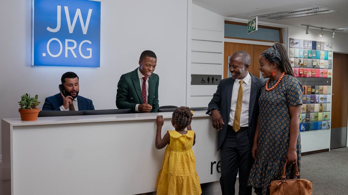 Một thời gian sau, anh phụng sự ở Bê-tên và chào đón khách.