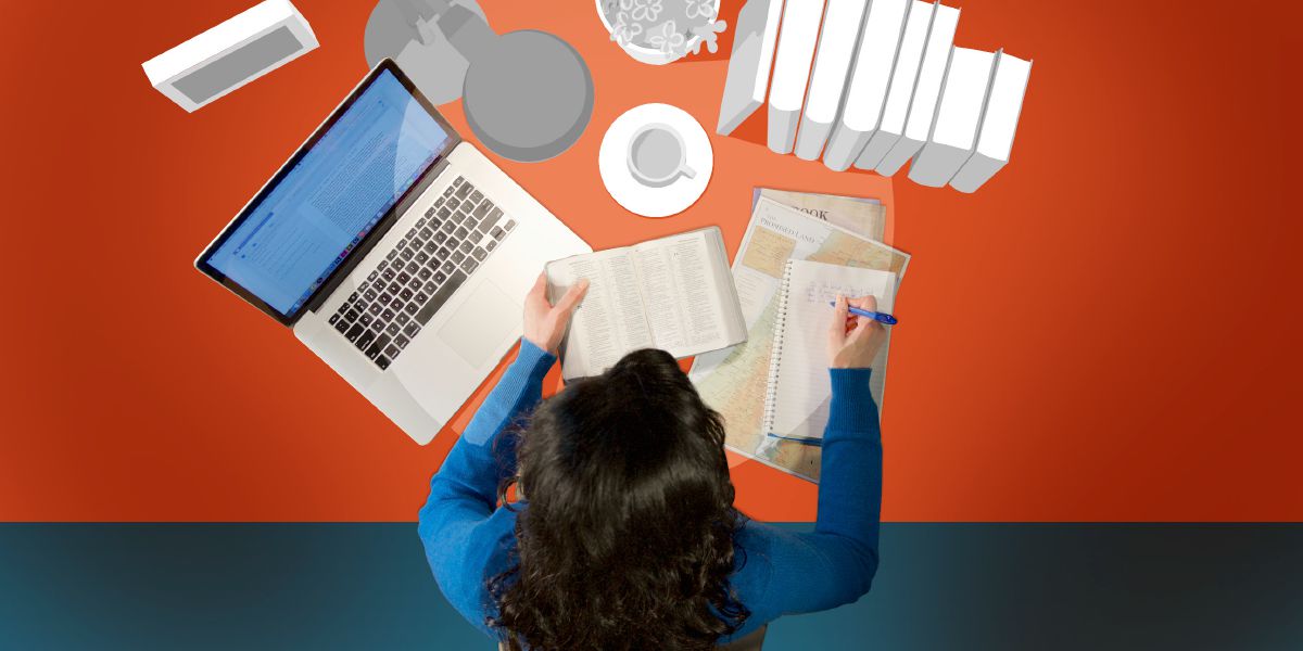 Một phụ nữ dùng các công cụ nghiên cứu trong khi đọc Kinh Thánh