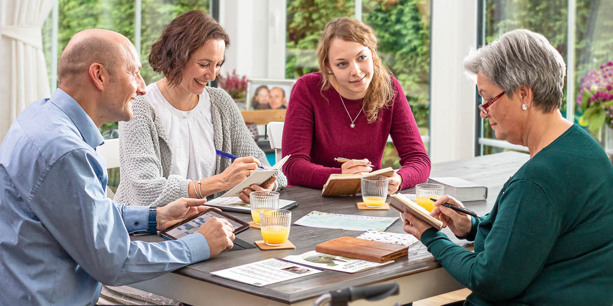 Una chica, sus padres y su abuela se juntan para hablar sobre sus horarios y planes.