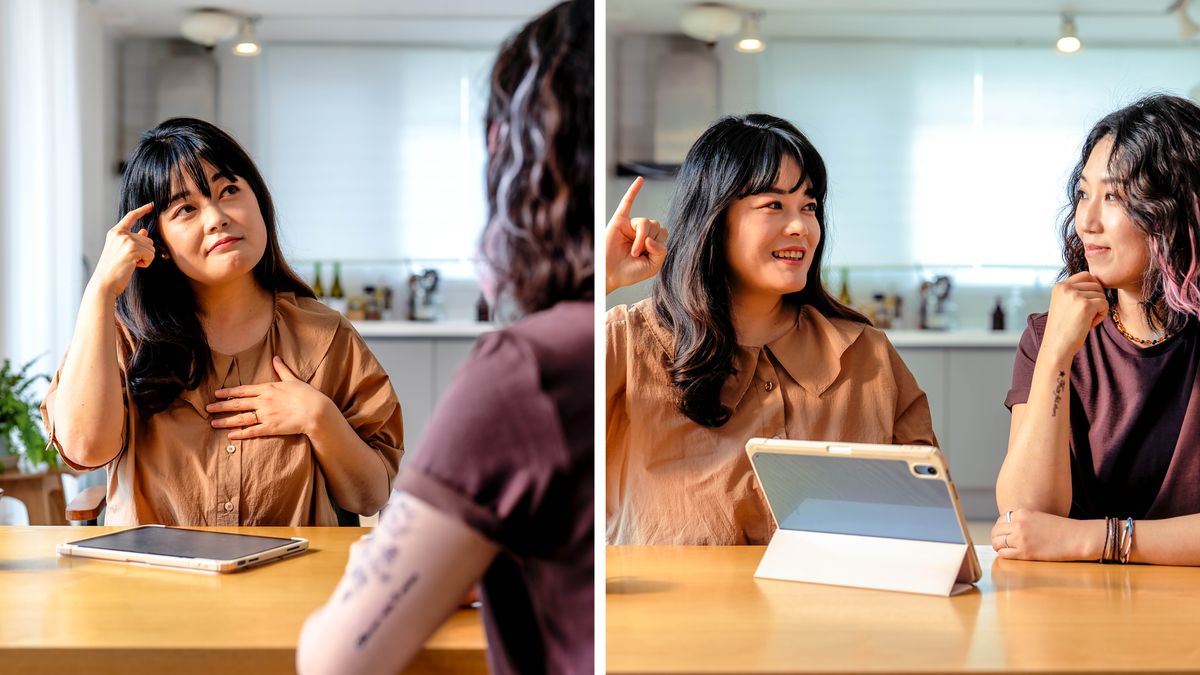 El matrimonio de la imagen anterior estudiando el folleto “Disfrute de la vida” con el hombre en su casa. El árbol de Navidad está delante de ellos.