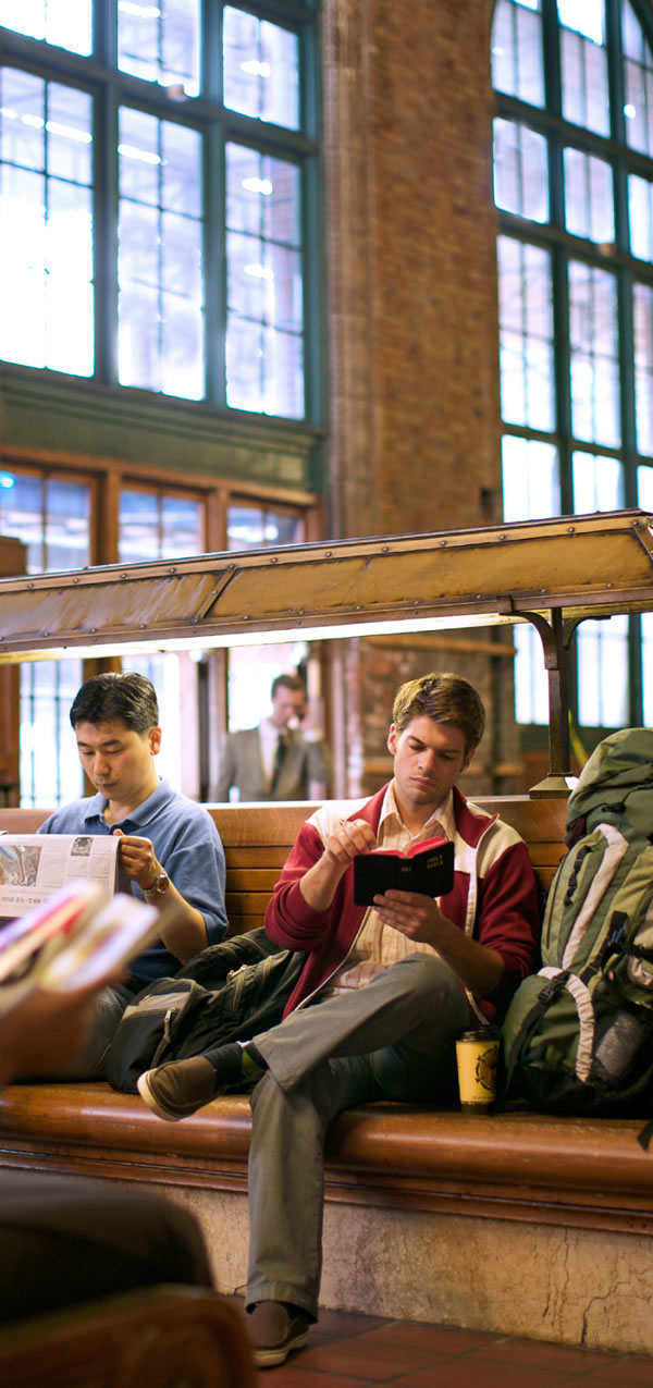 One man de read Bible