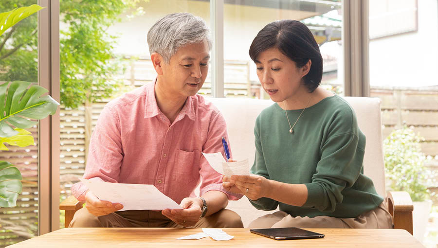 One husband and wife de talk about money matter together.