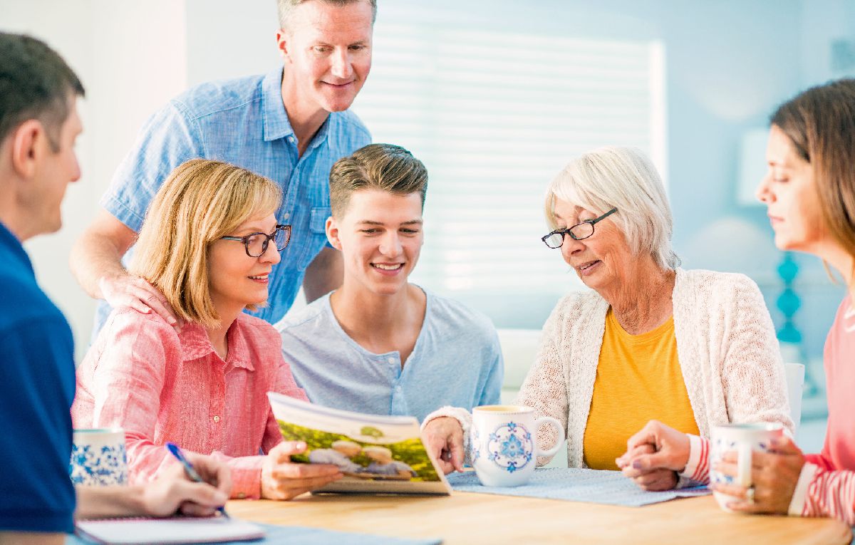 One old woman de do family meeting with e family to talk the kind care wey e want