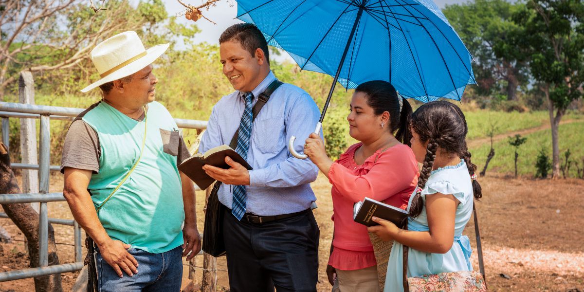 Óscar Serpas, with im wife and daughter, de preach to one man