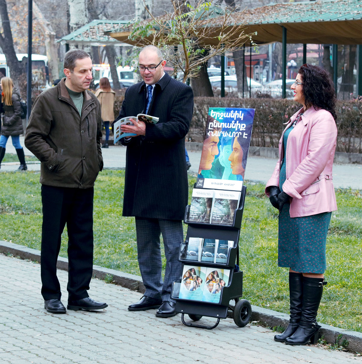 Artur and Anna start to preach for public place again