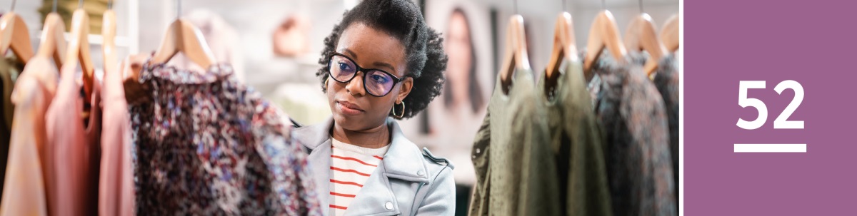 Lesson 52. One woman de choose the kind cloth wey e go buy.