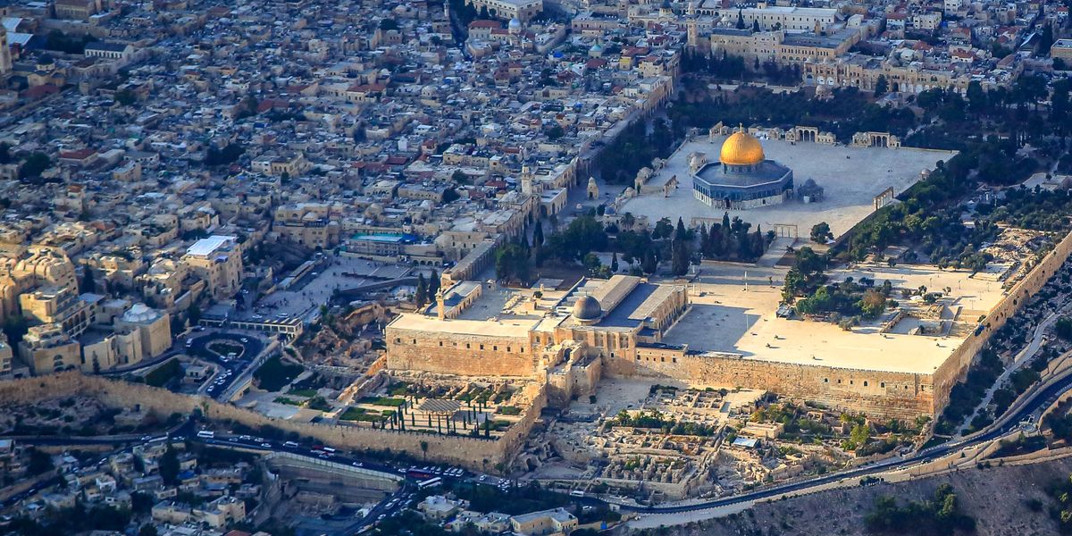 Jerusalem city wey de show the temple and the Dome of the Rock.