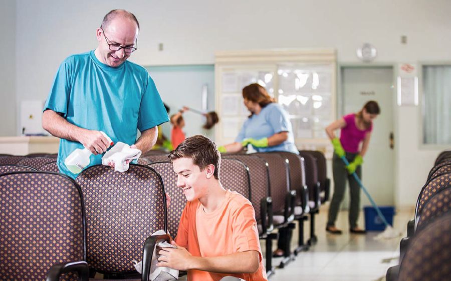 Brothers and sisters de clean Kingdom Hall