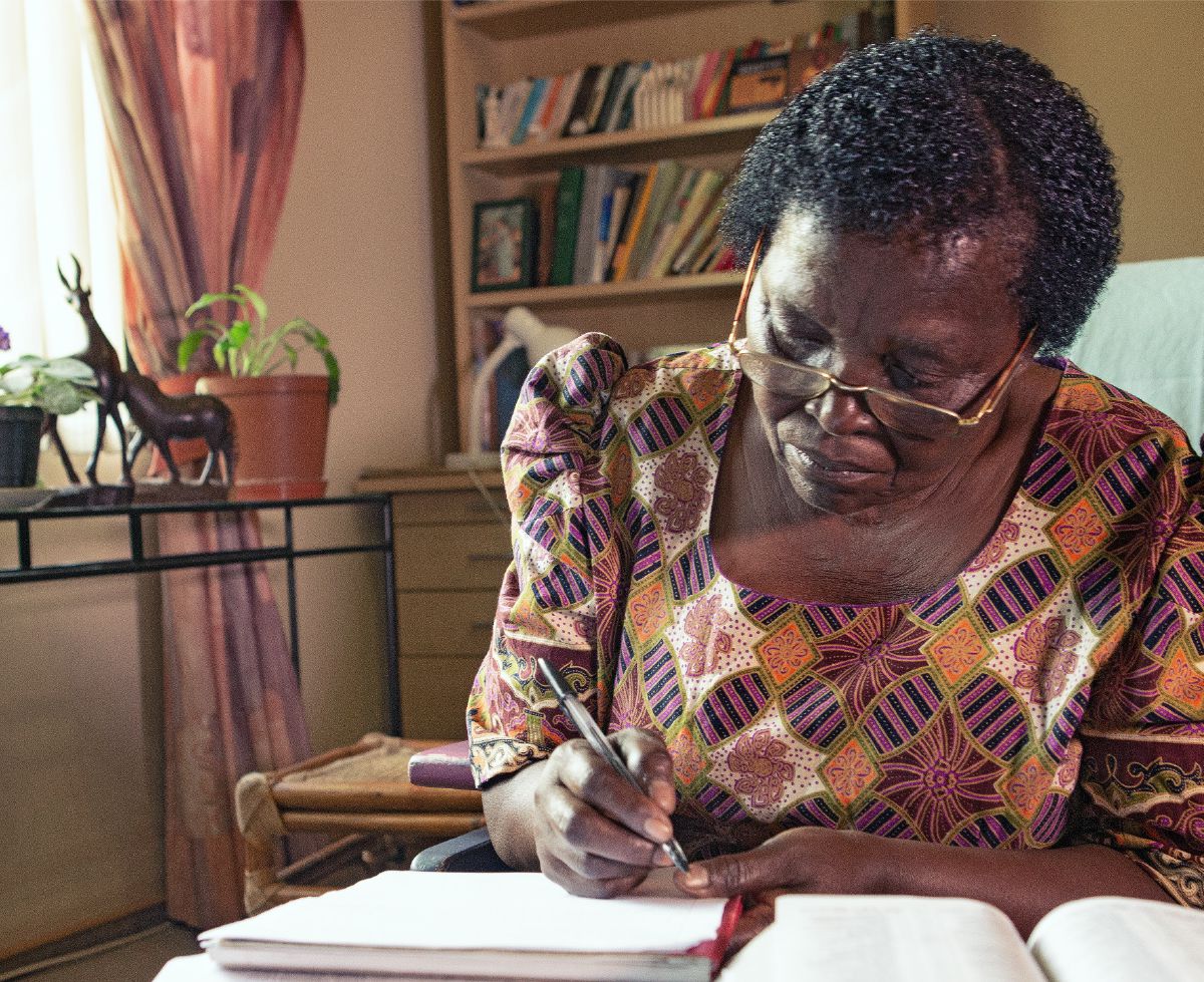 One sister de think wetin e go write for e letter