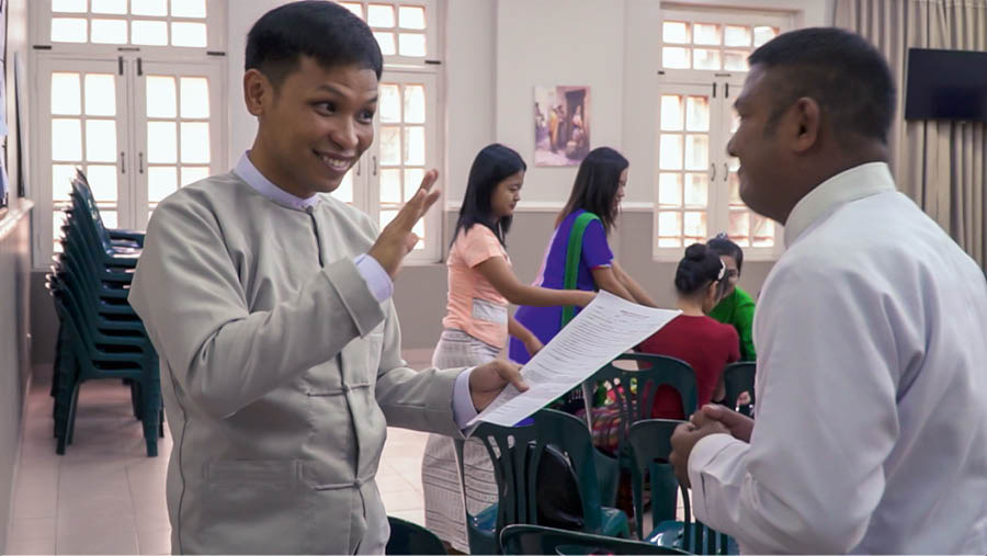 Picture from the video ‘Field Missionaries De Really Work Hard for the Preaching Work.’ One brother wey be field missionary for sign-language congregation, de encourage another brother to fill form for special full-time service.