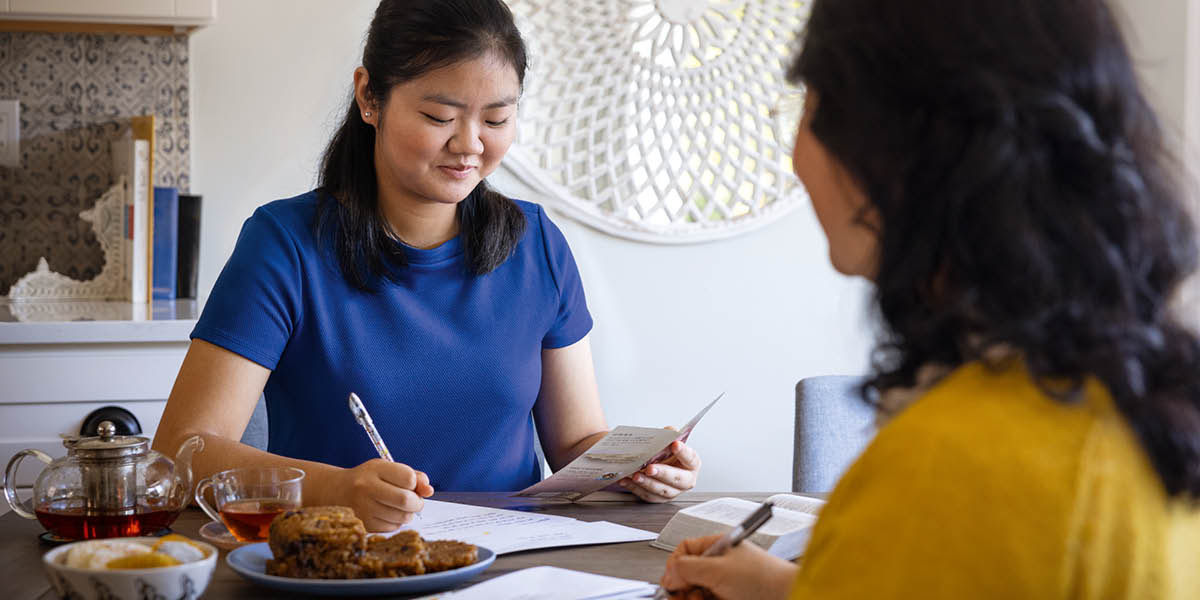 Two Jehovah Witness people wey de write letter to use preach.