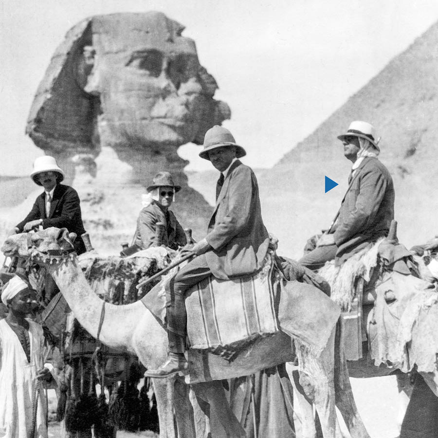 Joseph F. Rutherford and other brothers dey ontop camel near one image wey them de call the Great Sphinx of Giza.