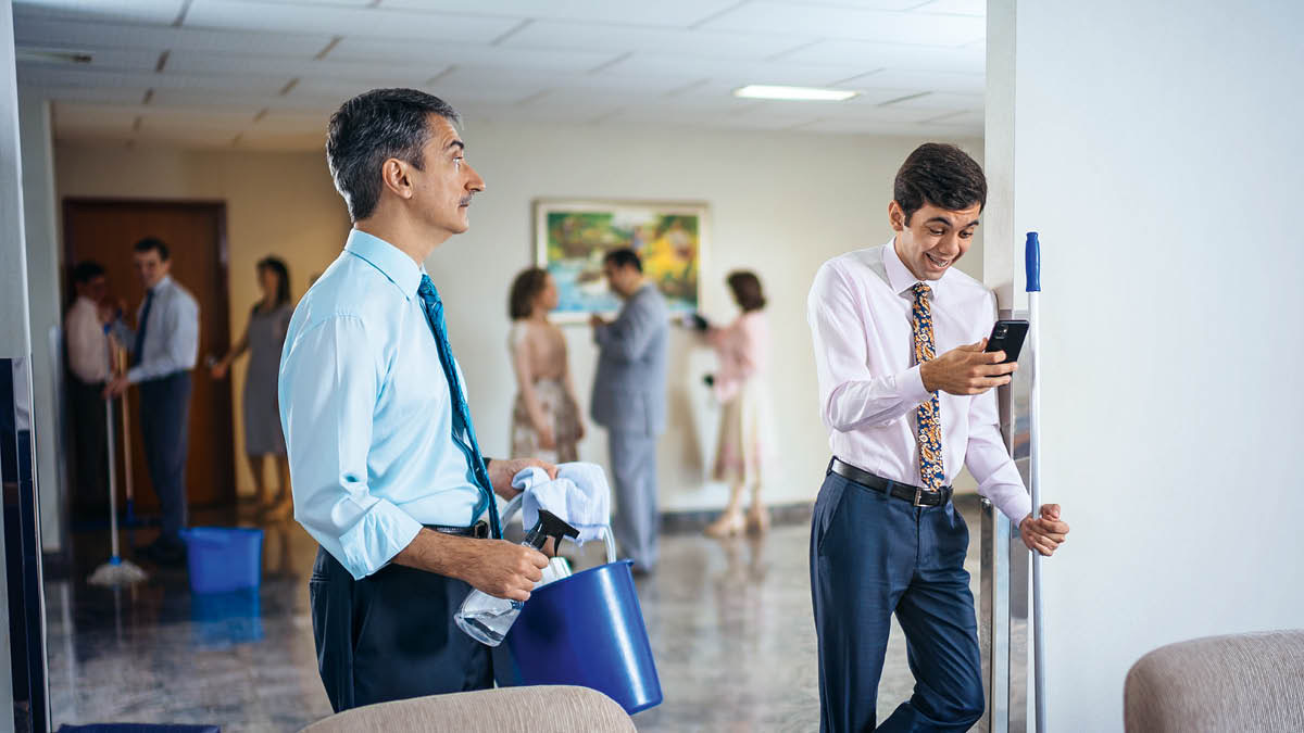One elder de look one young brother wey de send text message instead of the brother to clean Kingdom Hall.
