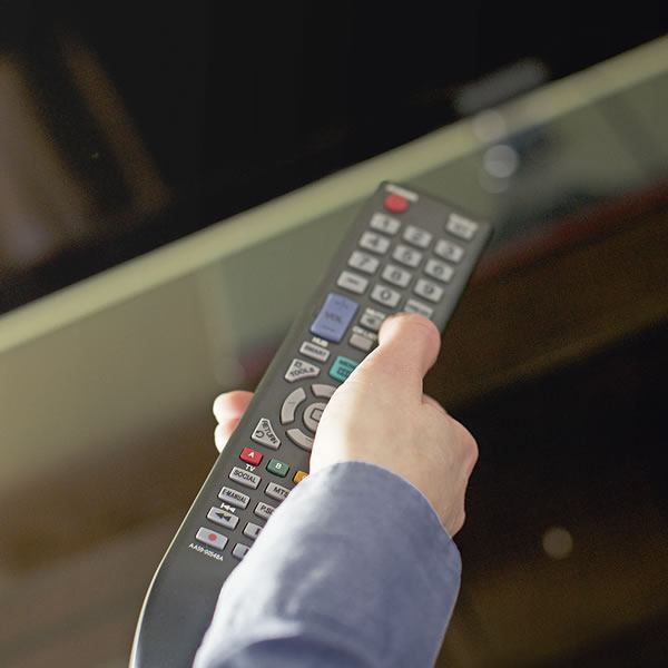 Umntu osebenzisa iremote control