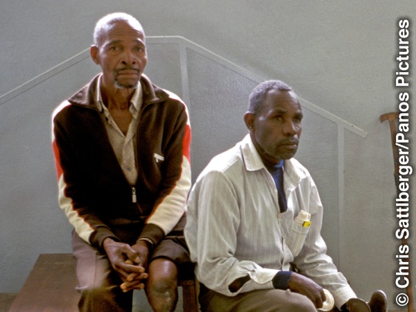 Indoda engenamlenze ngenxa yeziqhushumbisi eZimbabwe