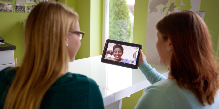 UAnja uncokola nabahlobo bakhe efowunini