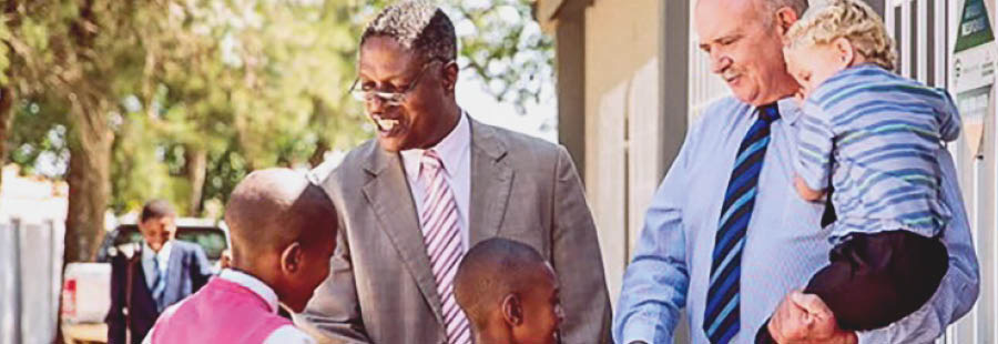 UJohny noGideon babulisa abantwana ngaphandle kweHolo yoBukumkani yamaNgqina kaYehova.