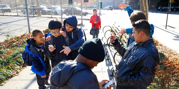 Umfana obizwa ngabanye ukuba babukele iphonografi kwiselfowuni