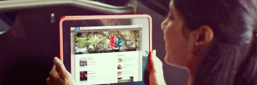 Ibhinqa lisebenzisa iwebhsayithi i-jw.org efownini yakhe