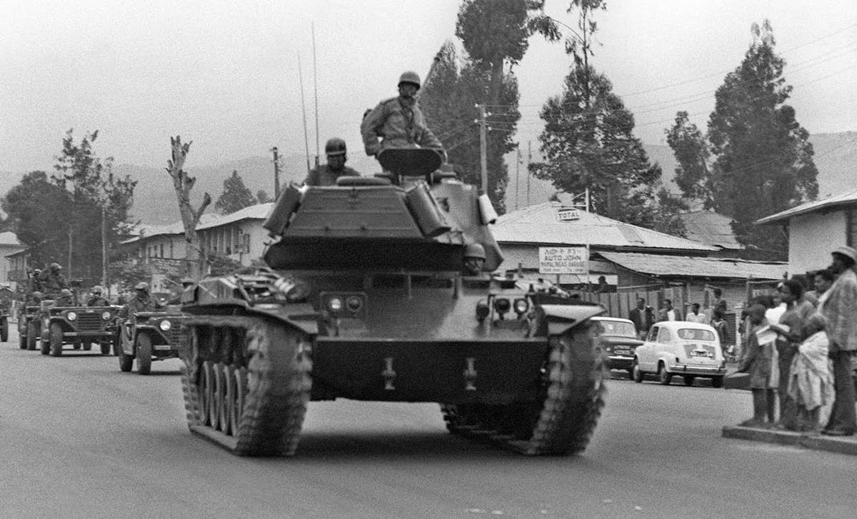 Abantu basemkhosini baqhuba iimoto zemfazwe kwisitrato esise-Ethiopia.