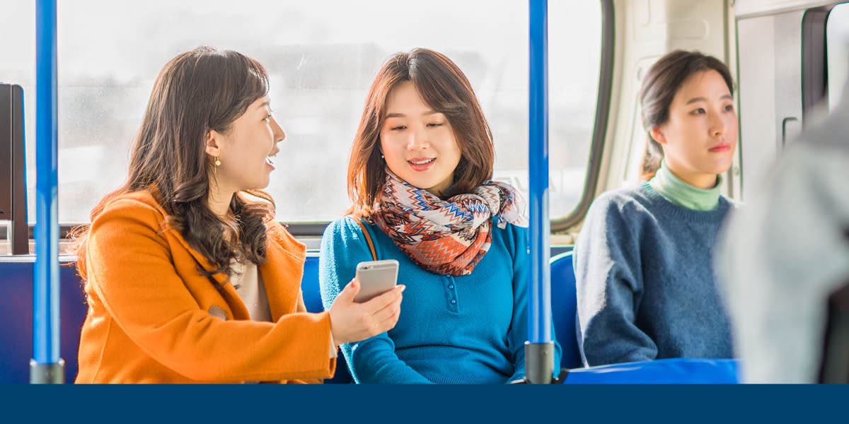 Udade usebenzisa isixhobo se-elektroniki ukuze ashumayele ngokungacwangciswanga kwisithuthi sikawonke-wonke