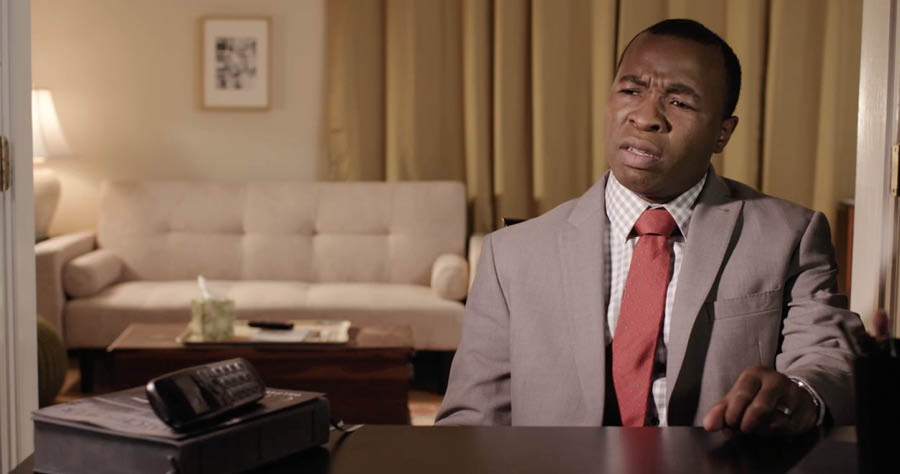 Umfanekiso okwividiyo ethi ‘Ungafani Namawexu-Wexu Awamlahlayo UYehova.’ Umzalwana onomsindo ucingisisa ngento emkhathazayo.