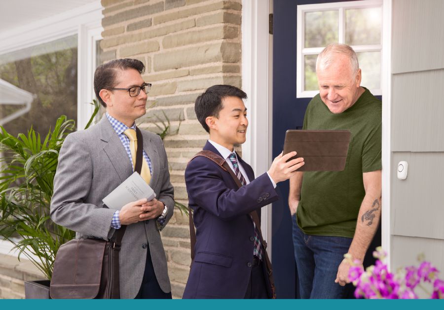 Indoda ivulela amaNgqina umnyango ize iwamamele ngomdla