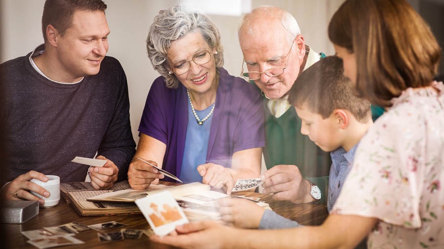 A couple shares photos and relives memories of their life in Jehovah’s service with their grown daughter and her family