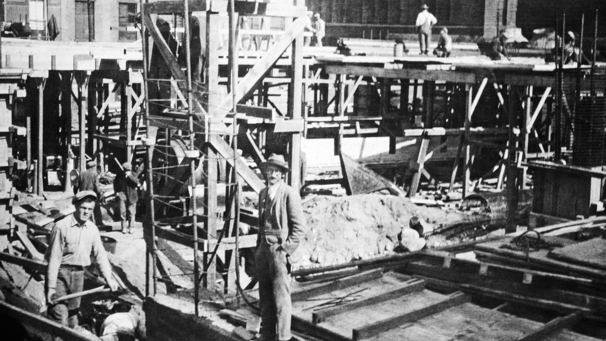 Abazalwana basebenza kwisakhiwo esiqalwayo.