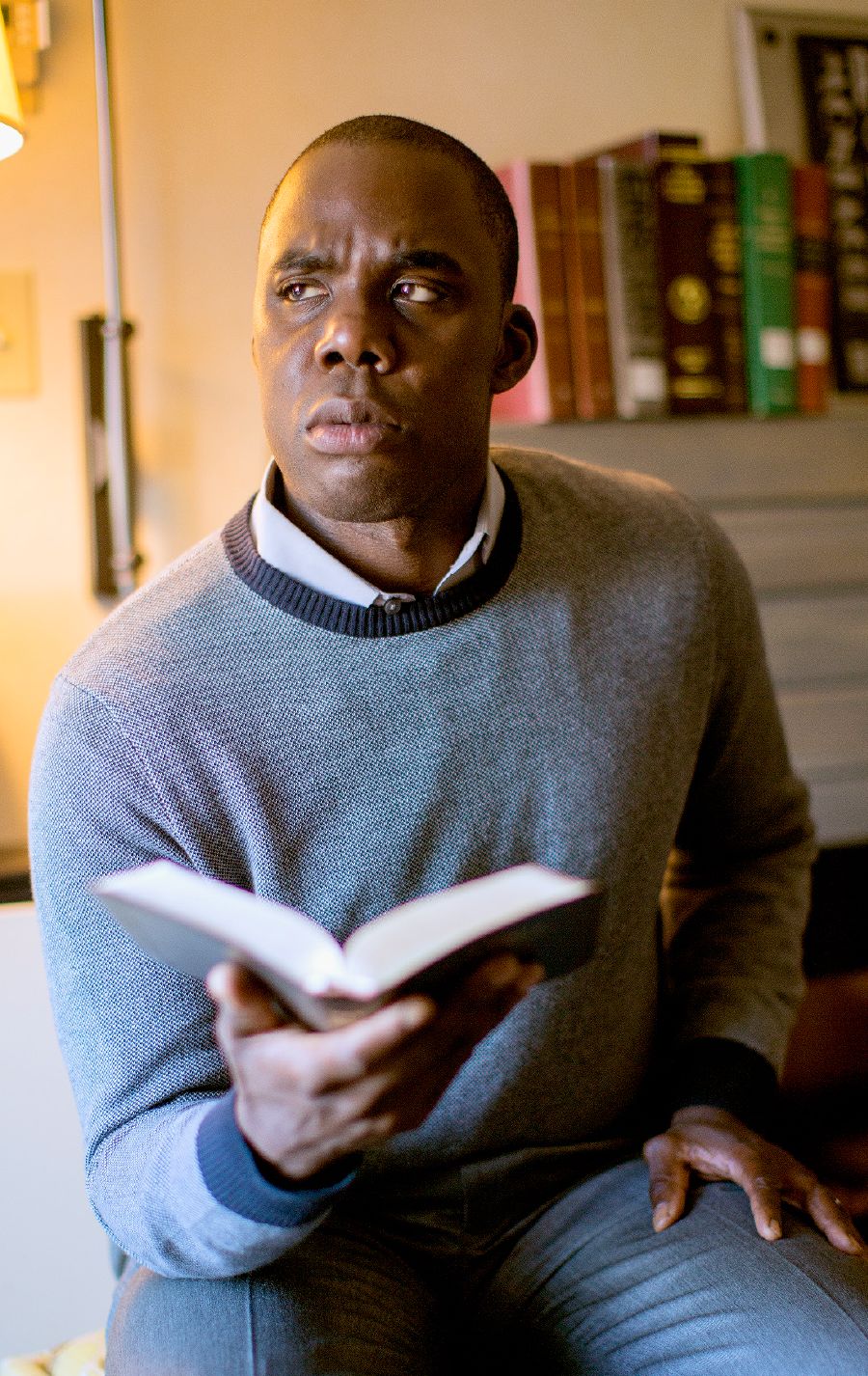 Indoda iphethe iBhayibhile kwaye ibonakala ithandabuza