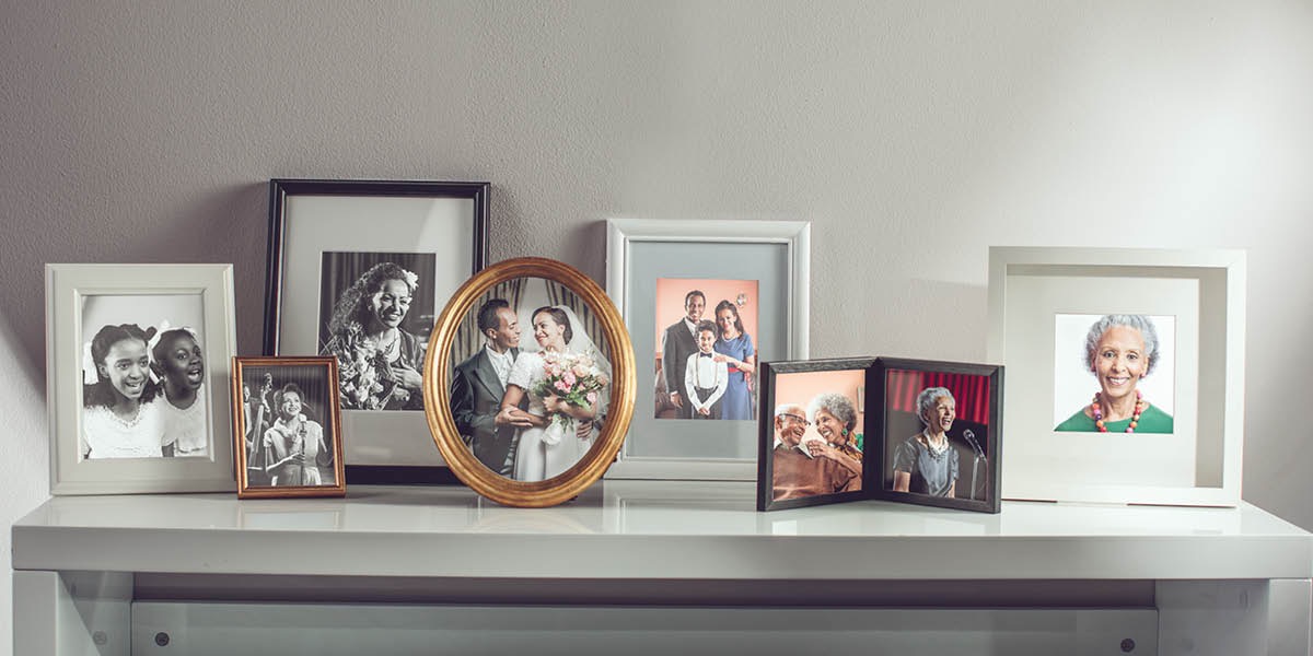 Ifoto zebhinqa lisengumntwana, lifunda ukudlala ipiyano, liphethe iintyatyambo, litshata, likunye nomyeni nonyana wabo, likunye nomyeni sebaluphele, lidlala ipiyano, ngoku lilodwa