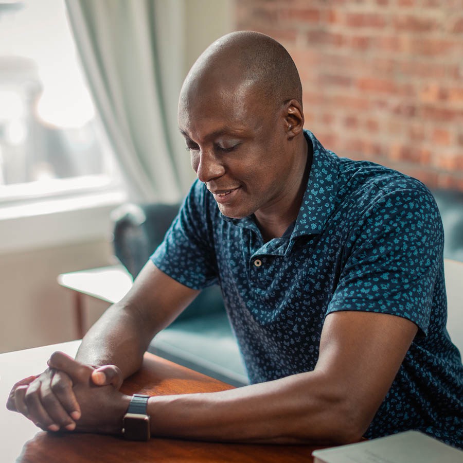 Indoda iyathandaza ngaphambi kokufunda iBhayibhile.