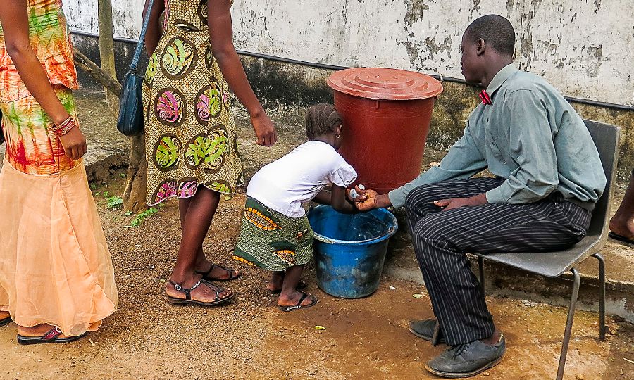 Indawo ekuhlanjwa kuyo izandla ngaphandle kweHolo yoBukumkani eNtshona Afrika