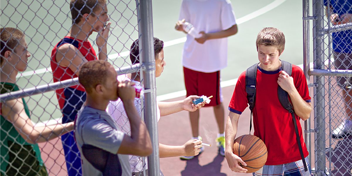 Umfana unikwa icuba ngabantwana afunda nabo