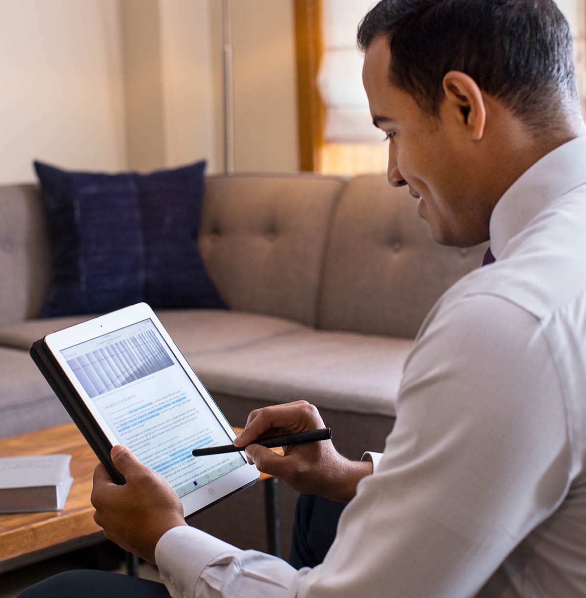 Rahalahy araiky man̈oman̈a fampianaran̈a Baiboly sady mieritreritry pianatra io