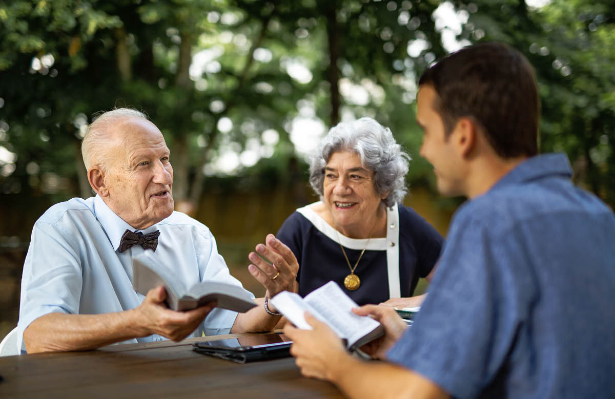 René ndreky Lydie man̈azava raha baka amy Baiboly amy lelahy araiky.