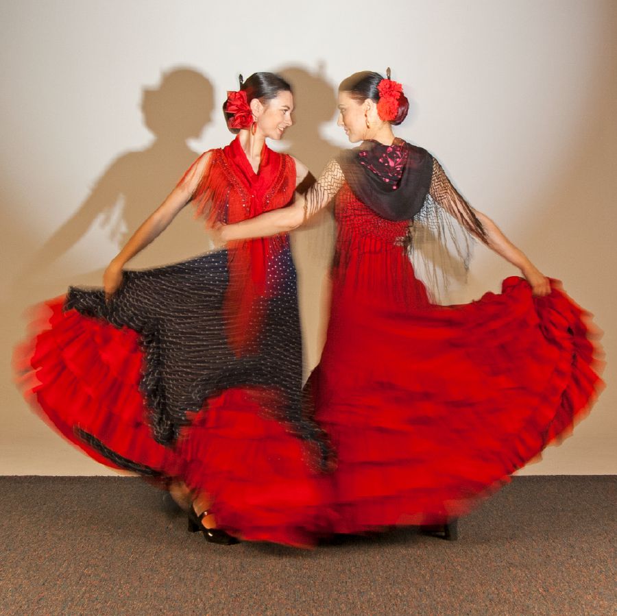 Àwọn obìnrin méjì kan ń jó ijó orílẹ̀-èdè Sípéènì tí wọ́n pè ní flamenco