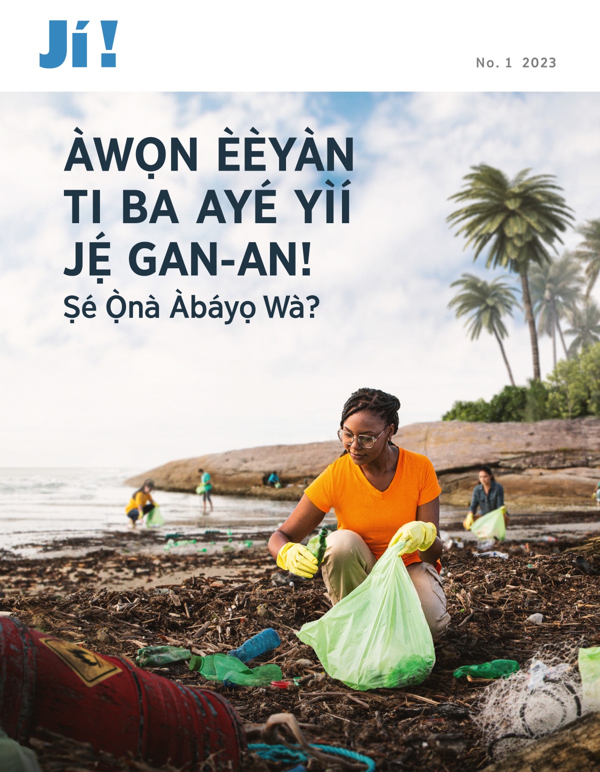Àwọn èèyàn kan ń ṣa ìdọ̀tí létí odò.