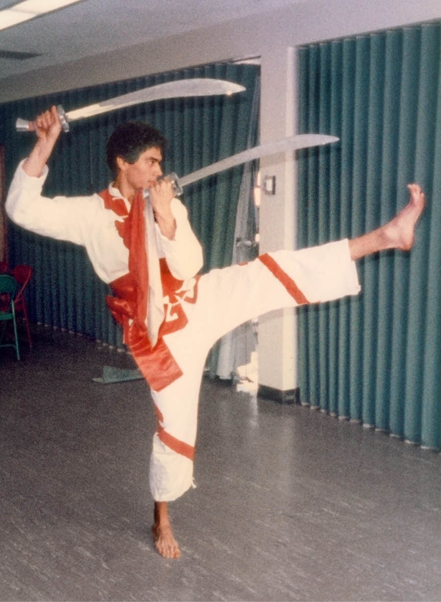 Erwin mú idà méjì dání bó ṣe ń ja kọnfú.