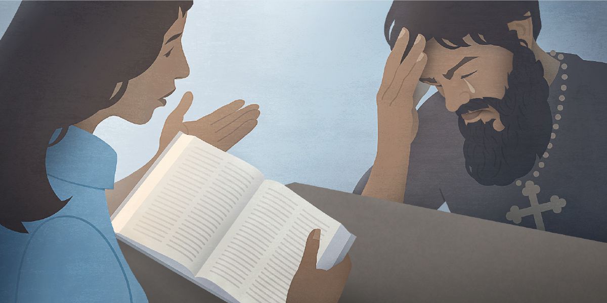 Obìnrin kan ń ka ẹsẹ Ìwé Mímọ́ kan látinú Bíbélì fún àlùfáà kan tó ń sunkún.