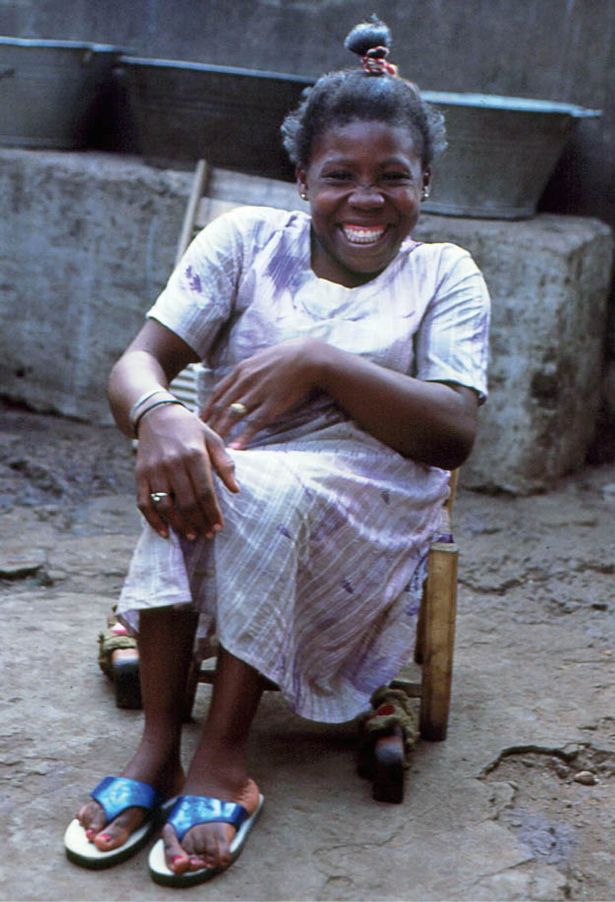 Jay ń rẹ́rìn-ín bó ṣe jókòó ti àtẹ kékeré tó ní táyà.