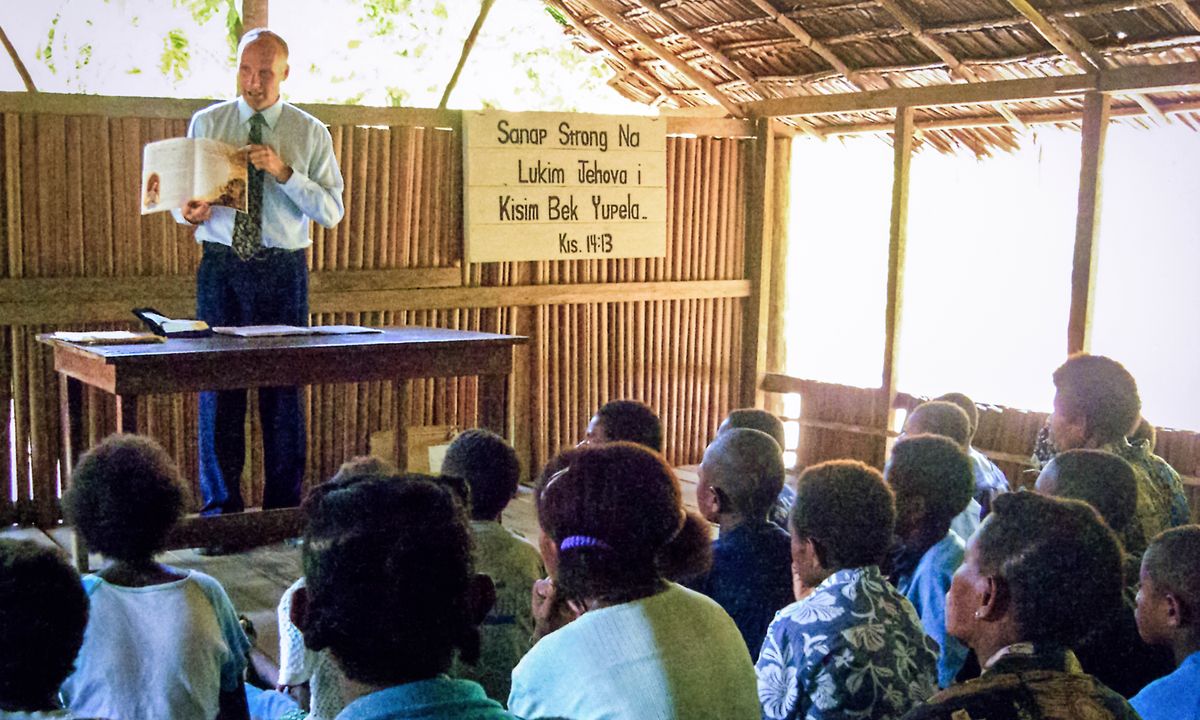 Warren ṣèpàdé pẹ̀lú àwùjọ kan ní Papua New Guinea.