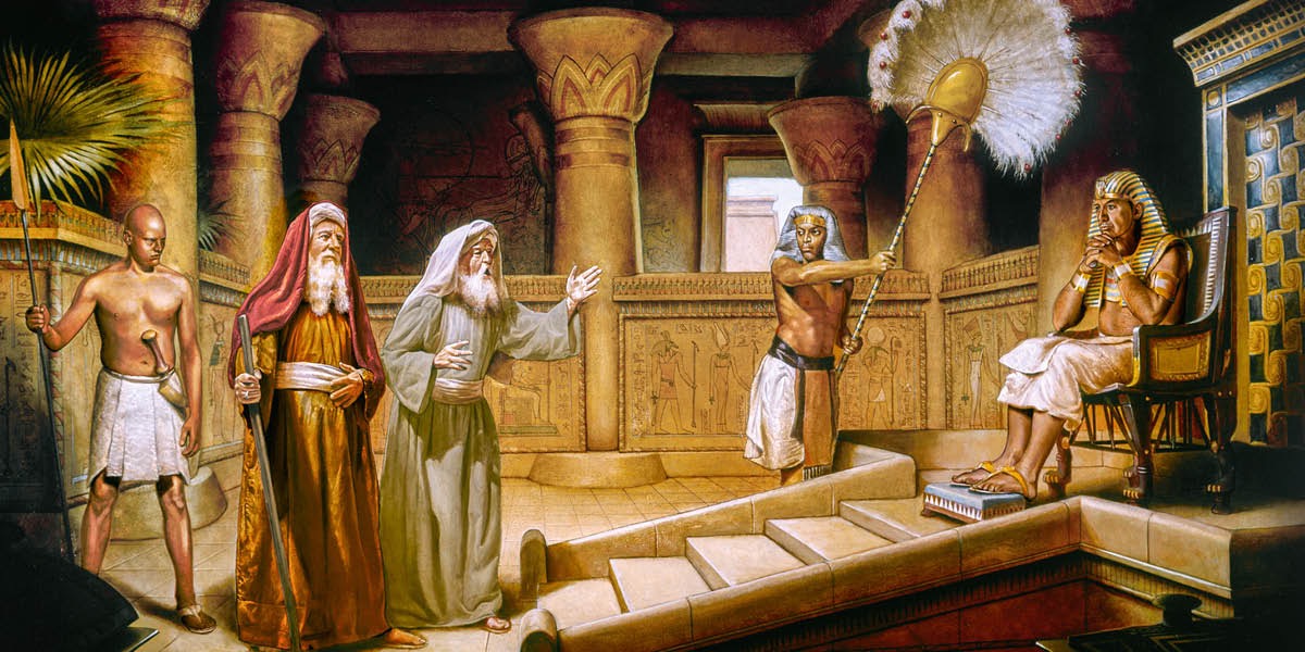 Mósè àti Áárónì dúró níwájú Fáráò, Fáráò jókòó sórí ìtẹ́ rẹ̀.