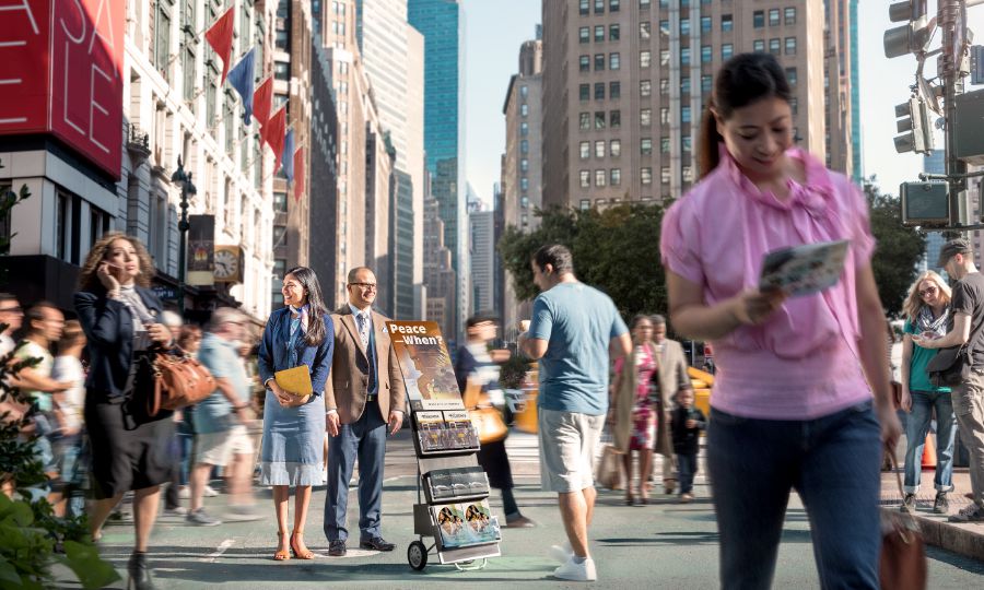 Tọkọtaya kan dúró síbi ìpàtẹ ìwé wa, àwọn kan ń mú ìwé, àwọn mí ì ò sì ka ìwàásù wọn sí.