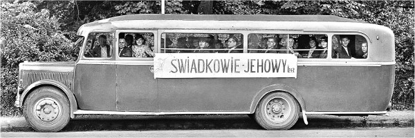 Àwọn arákùnrin àti arábìnrin ọmọ ilẹ̀ Poland ní ilẹ̀ Faransé ń lọ sí àpéjọ àgbègbè