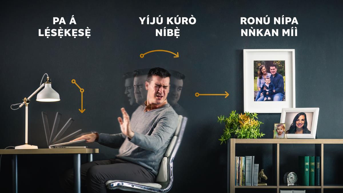 Arákùnrin kan pa kọ̀ǹpútà rẹ̀, ó gbójú kúrò níbẹ̀, ó wá bẹ̀rẹ̀ sí í wo fọ́tò ìyàwó àti ọmọ rẹ̀